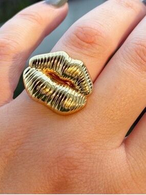 Lip Design Ring 18k gold plated